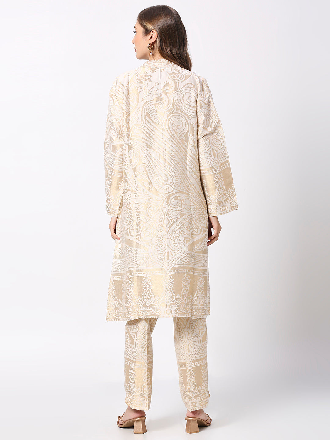 Off - White Enlarged Paisley Design Brocade Kimono Set
